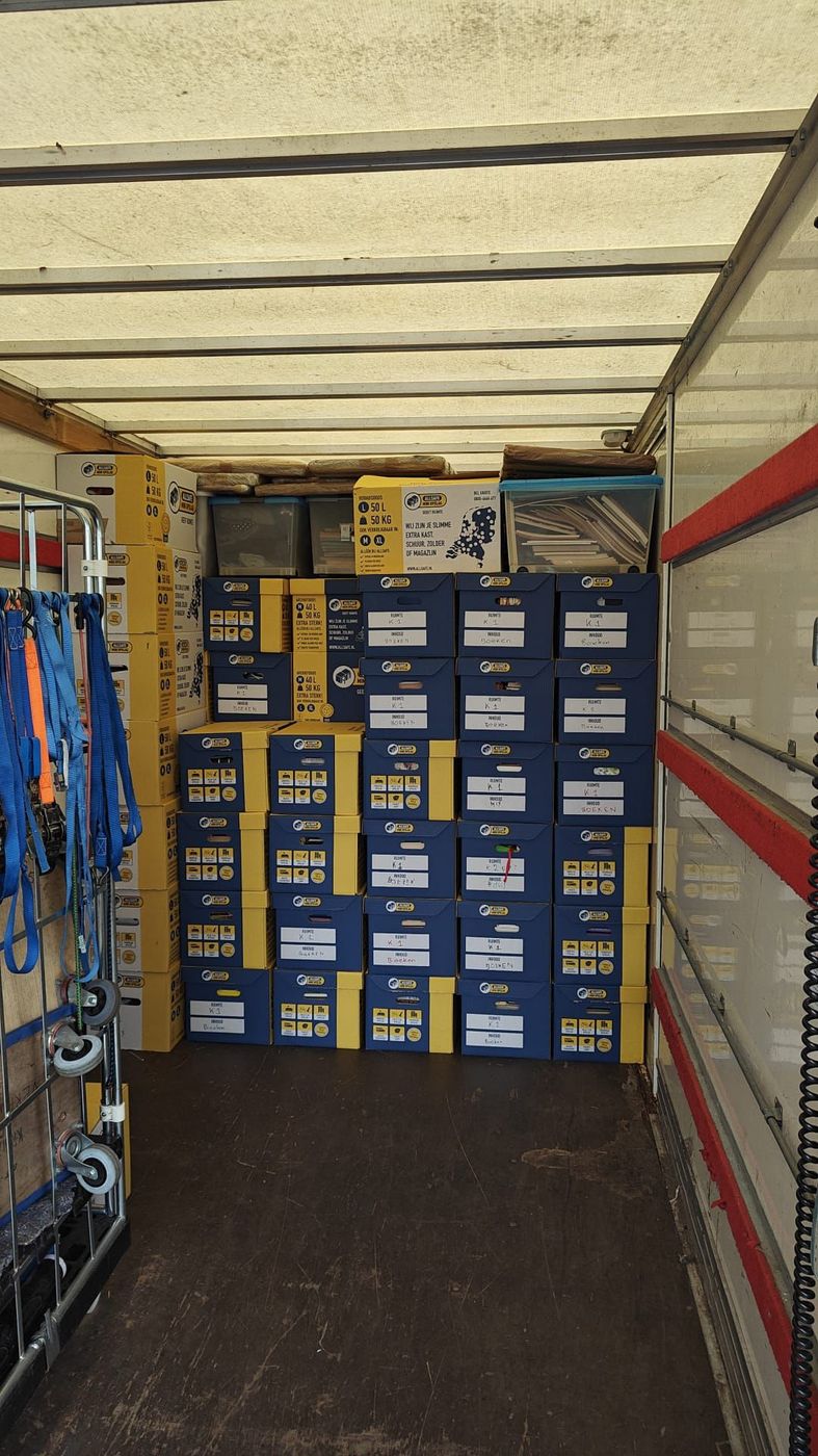 Verhuiswagen volgeladen met ingepakte meubels tijdens een woningverhuizing in Nederland door Dumoova