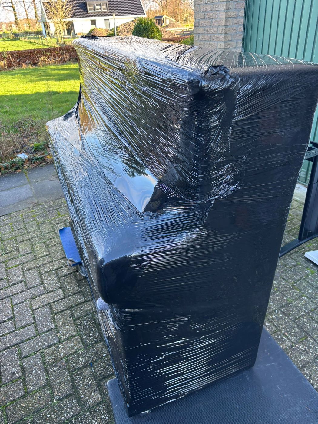 Verhuizer wikkelt meubels zorgvuldig in beschermfolie