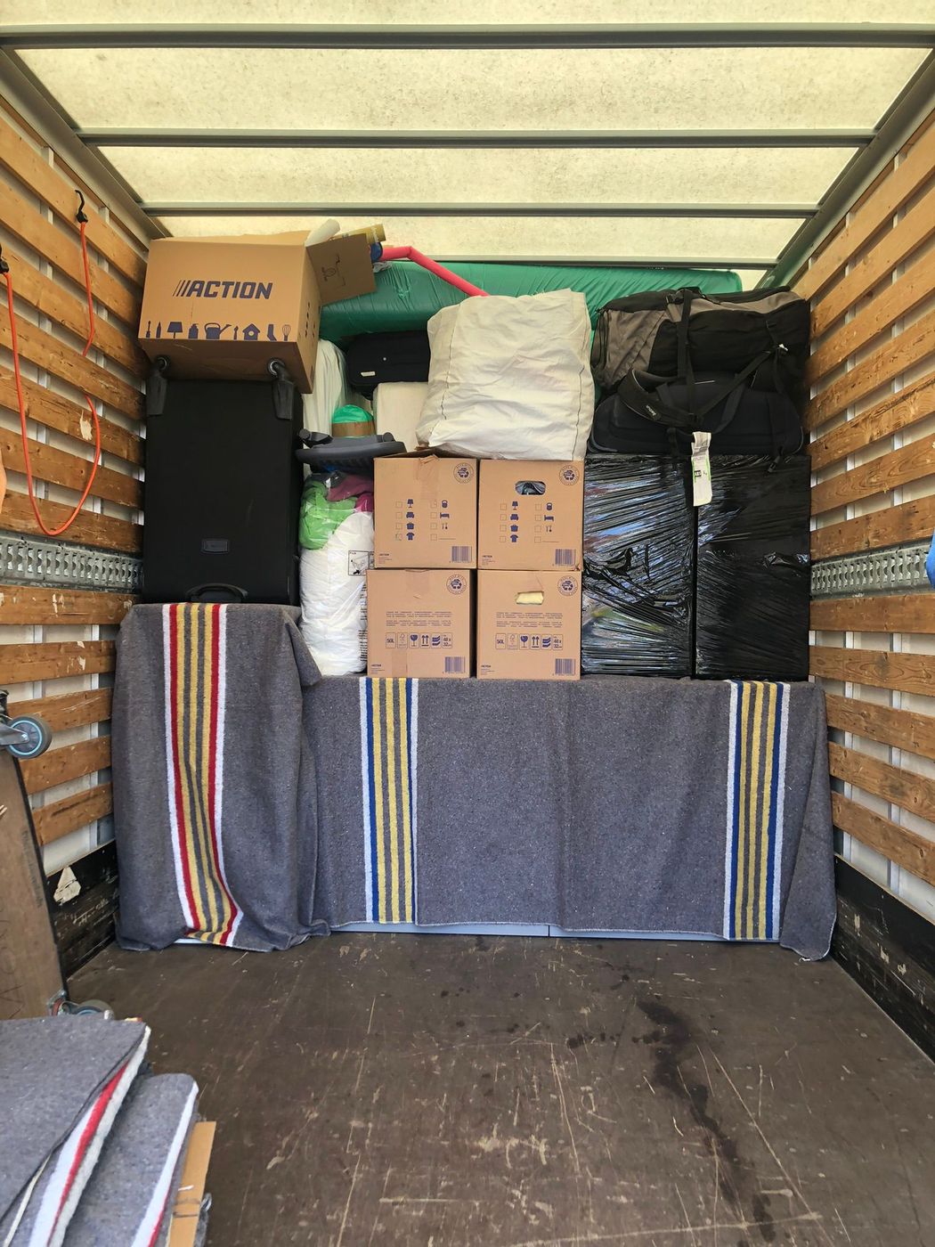 Ingepakte meubels in verhuiswagen bij daglicht