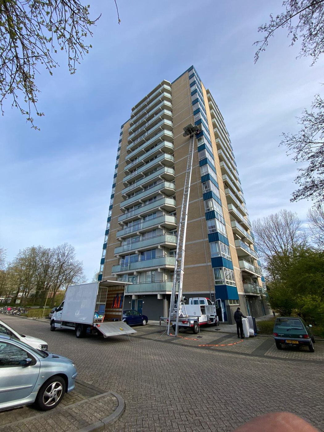Meubels met dekens beschermd in geladen verhuiswagen