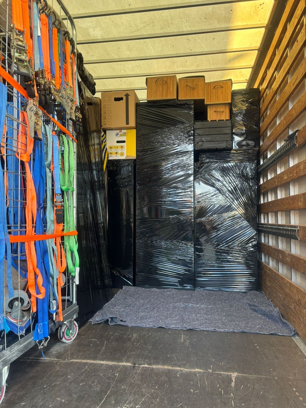 Verhuisbedrijf Eindhoven - ingepakte meubels klaar voor transport door Dumoova